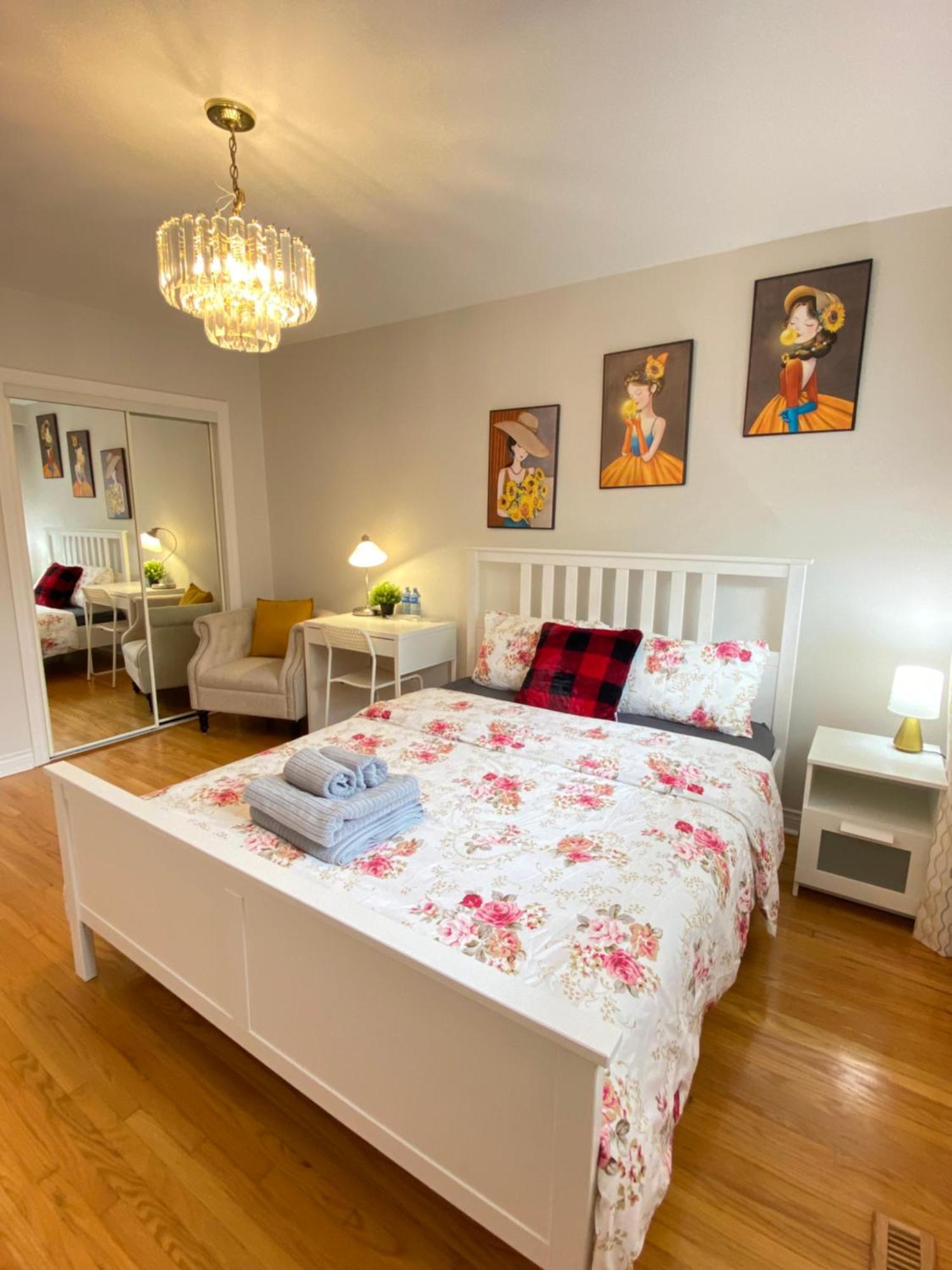 Hotel Sunny House - Main Floor, Free Parking, In Toronto Esterno foto